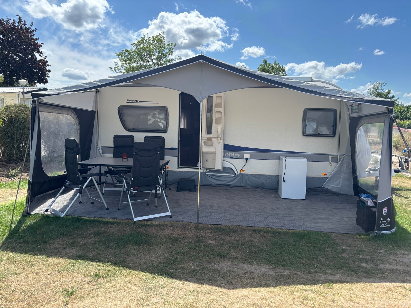 Hobby 560  Prestige Caravan 250 breed fransbed, Caravans en Kamperen, Rondzit, Hobby, Frans bed, Particulier