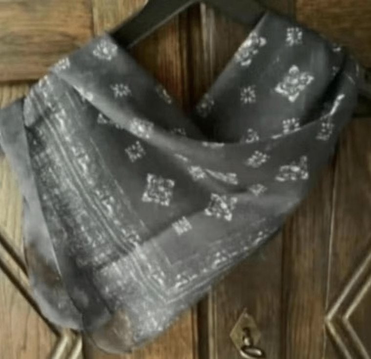 Donkergrijs sjaaltje lichtgrijze details, shawl, das; 51x51, Ophalen of Verzenden, Zo goed als nieuw, Sjaal