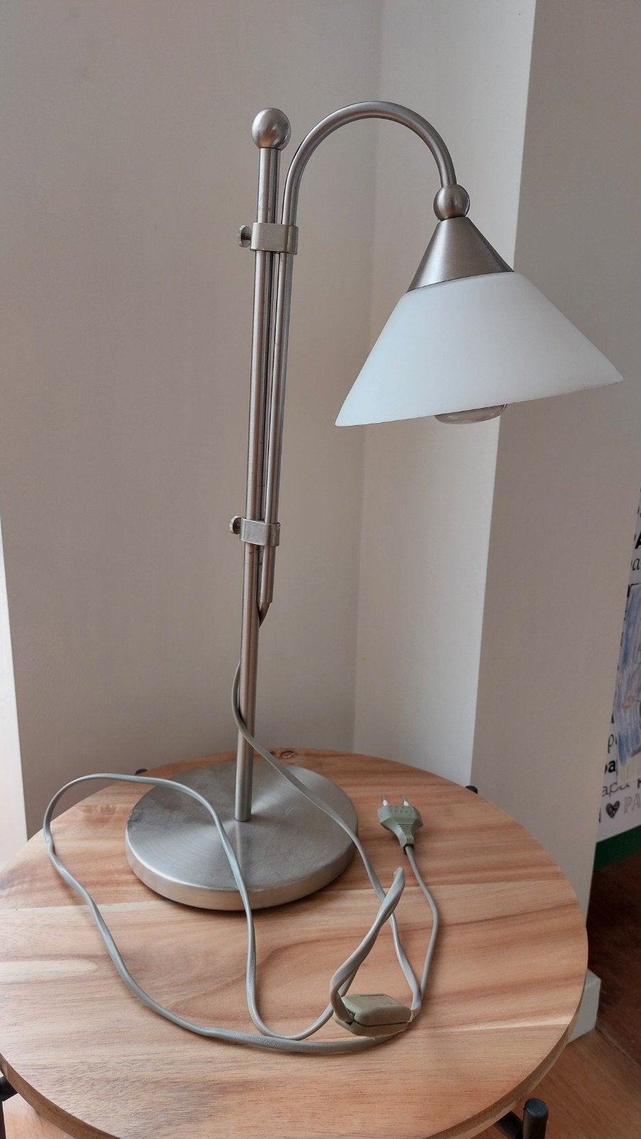 Moderne tafellamp met verstelbare arm en glazen kap, Ophalen, Bureaulamp, Gebruikt, Met schakelaar