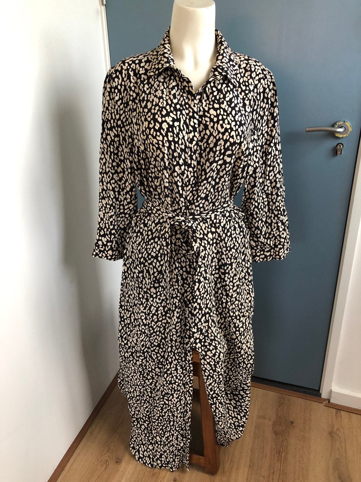Mart visser crème zwart stippen Leopard doorknoop jurk 42, Kleding | Dames, Jurken, Zo goed als nieuw, Maat 42/44 (L), Zwart, Onder de knie
