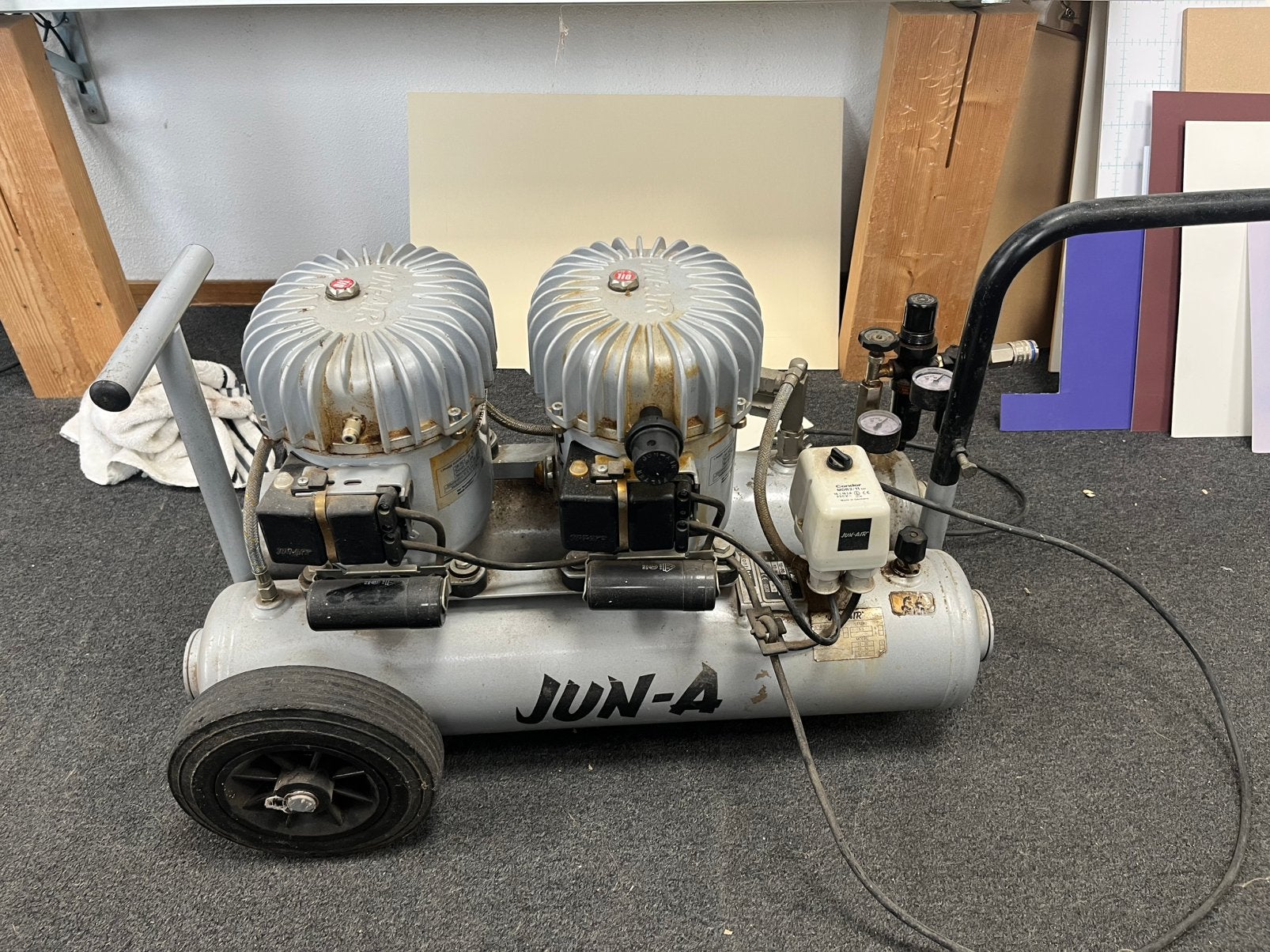 June Air 12-20 geruisloze compressor, Ophalen, Gebruikt, 6 tot 10 bar, Minder dan 200 liter/min