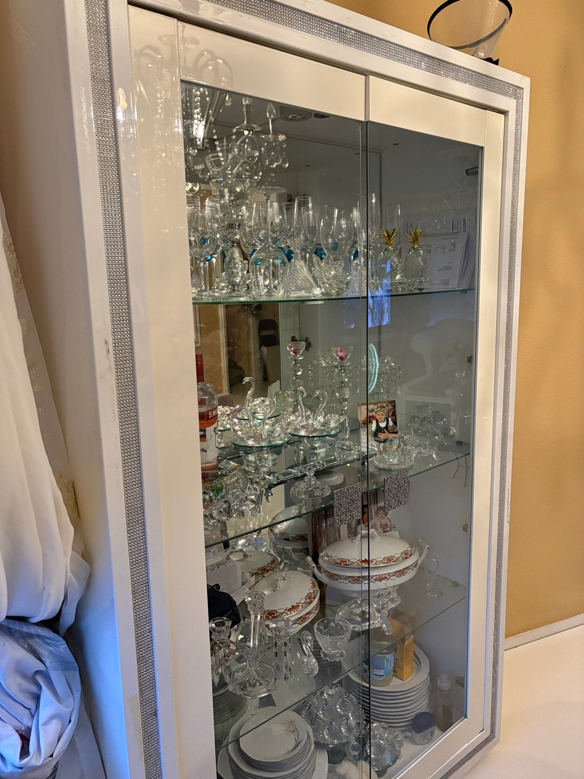 Hoogglans kast met kristal en glaswerk (excl. servies), Huis en Inrichting, Ophalen, Gebruikt, 50 tot 100 cm, Glas