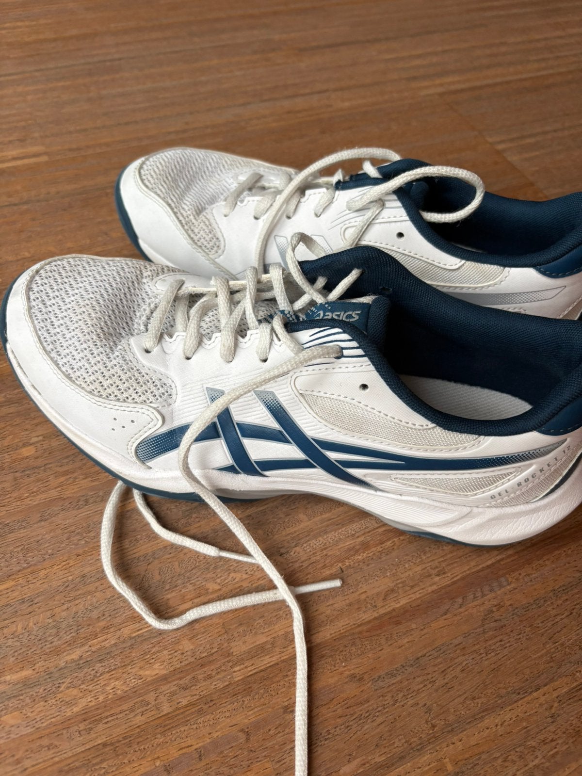 Asics Gel Rocket 12 indoor zaalschoenen maat 41,5 blauw wit, Hardloopschoenen, Ophalen of Verzenden, Zo goed als nieuw, Overige sporten