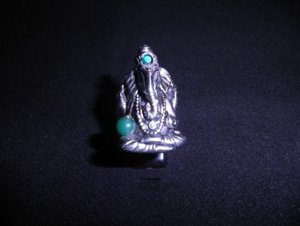 Unieke Ganesha ring Ø 20,8 mm met smaragdgroene Bindi, 20 of groter, Heer, Nieuw, Zilver