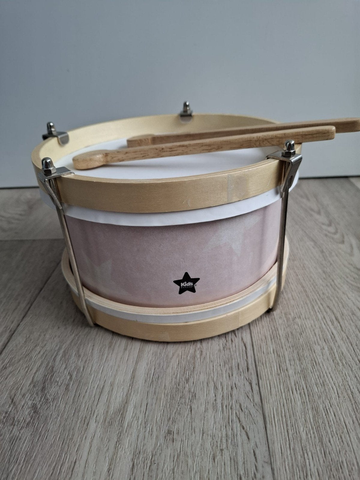 Kids Concept Houten Trommel - Muzikaal Speelgoed, Ophalen of Verzenden, Zo goed als nieuw, Overige typen