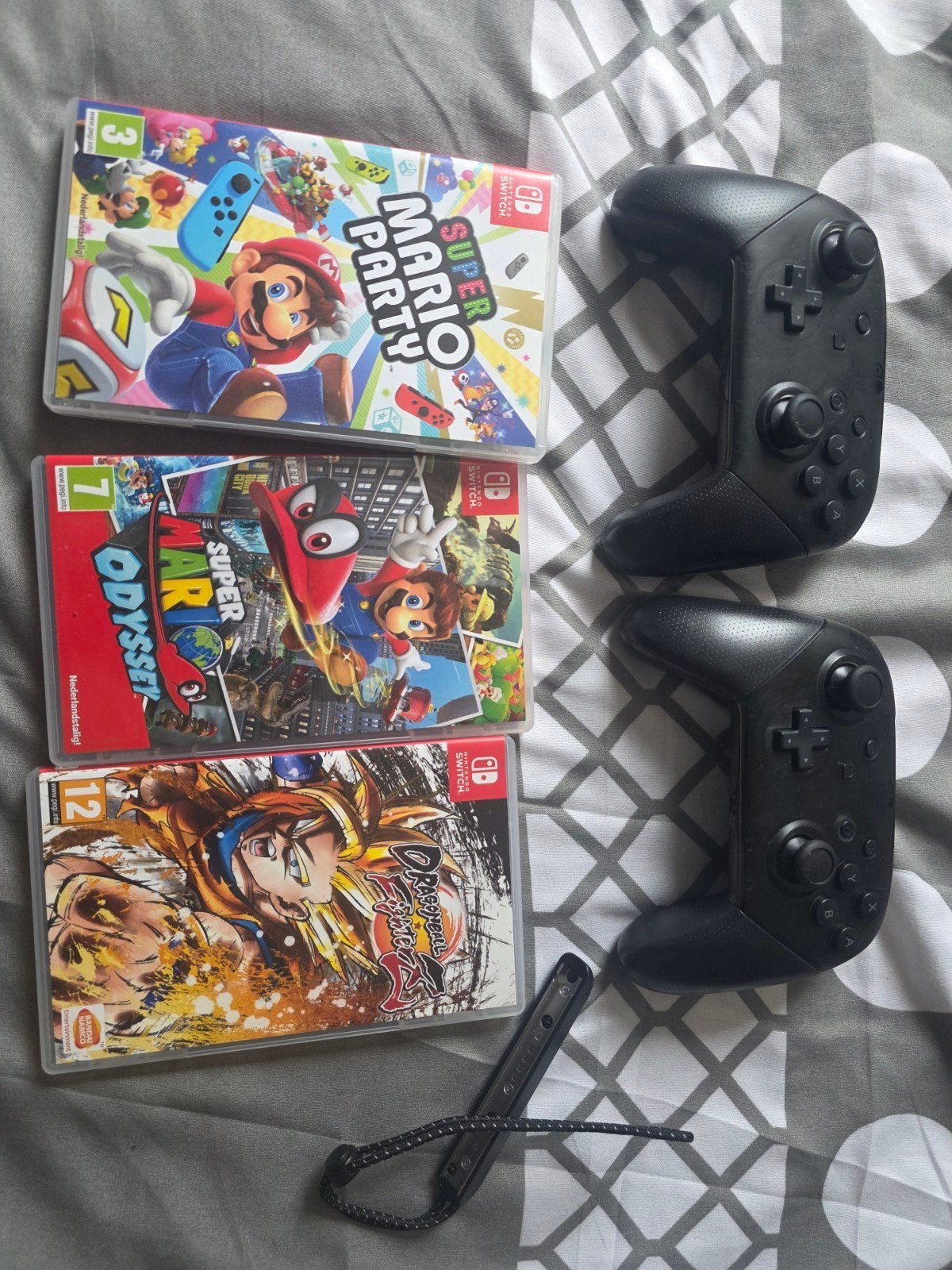 Foto 3 van Nintendo Switch OLED met games en accessoires.