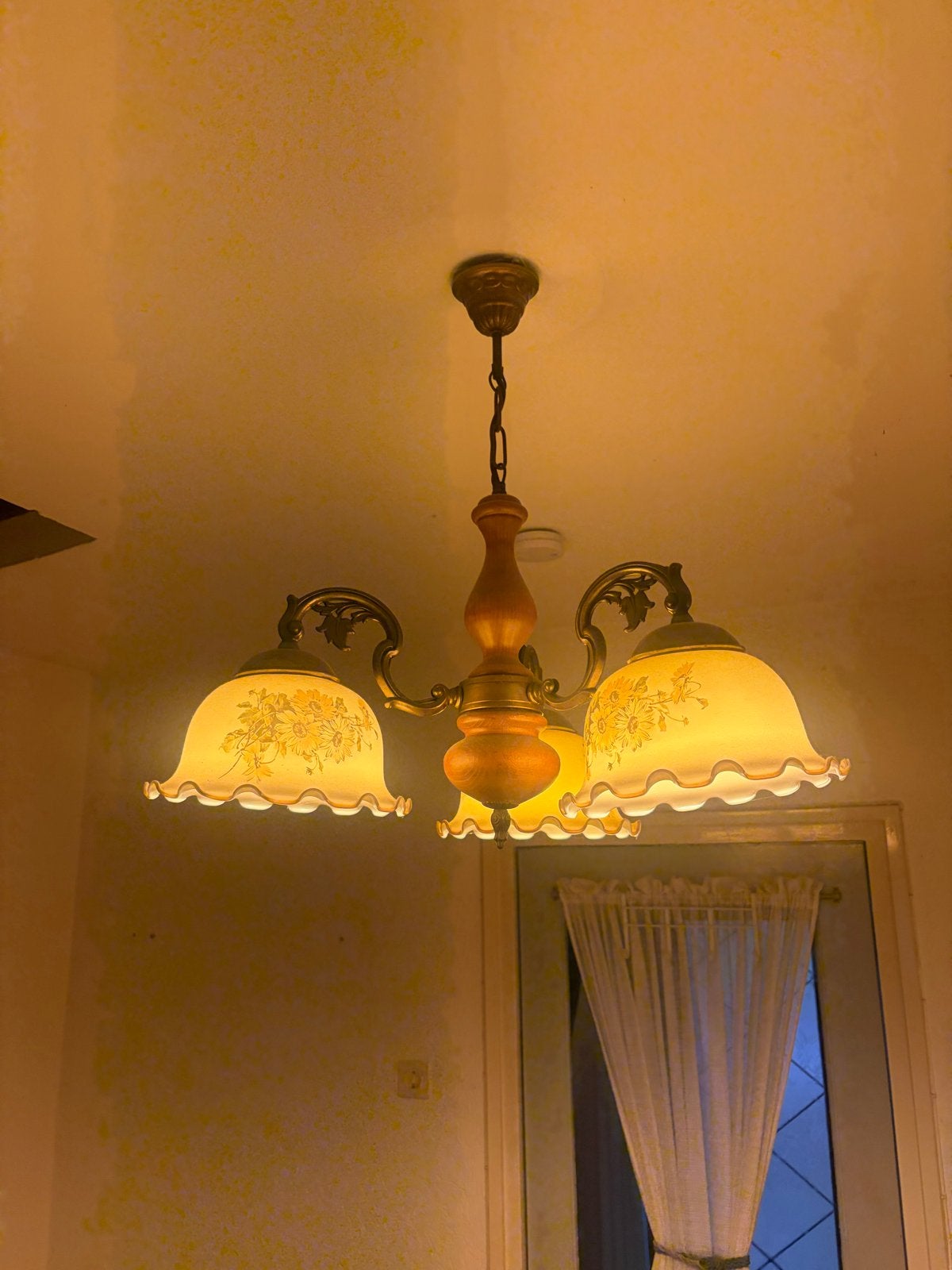 Antieke hanglamp met 3 kappen en houten details, Antiek en Kunst, Antiek | Lampen, Ophalen