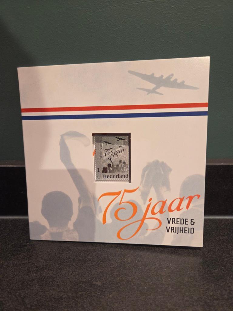 Postzegel 75 jaar Vrede & Vrijheid Nederland zilver, Postzegels en Munten, Postzegels | Nederland, Ophalen of Verzenden, Na 1940