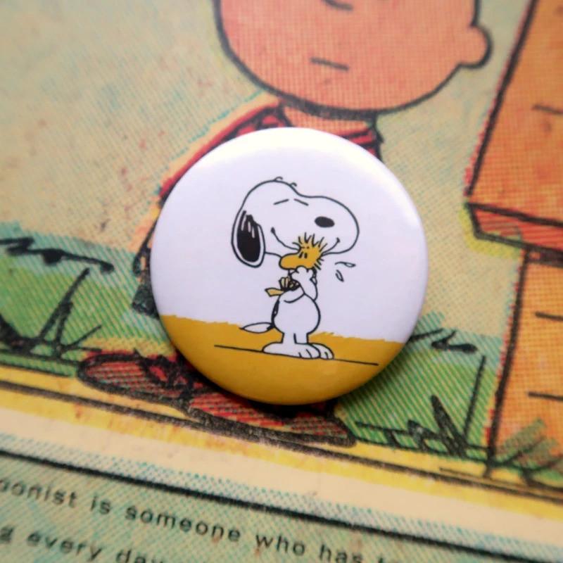 Peanuts Comics Snoopy Woodstock 44MM Pin Badge Broche Button, Verzenden, Snoopy, Nieuw, Gebruiksvoorwerp