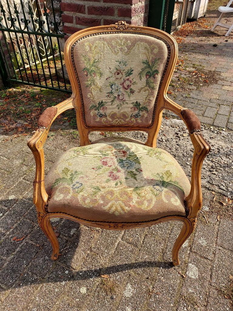 Antieke eiken Lodewijk fauteuil met petit point bekleding., Ophalen