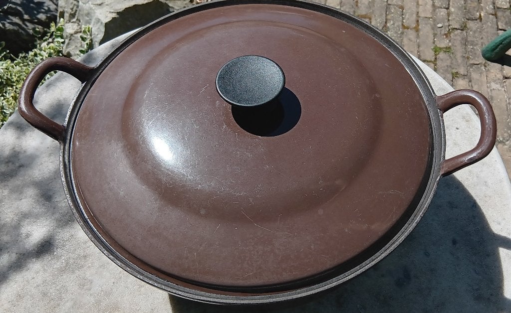 LE CREUSET faitout chocolade bruin gietijzer Ø32 (G345), Gebruikt, Le Creuset, Ophalen of Verzenden, Met handvatten