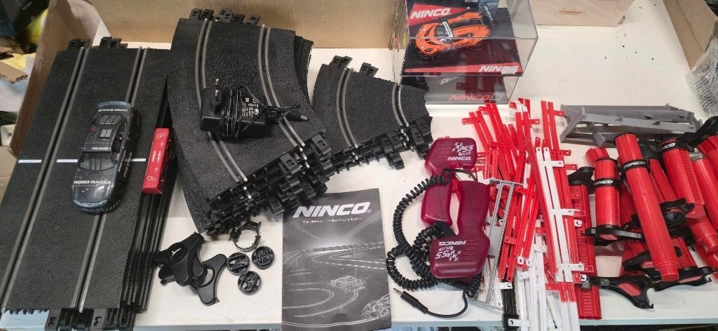 Ninco racebaan met 3 auto en controllers en diverse, Zelf te bouwen, Elektrisch, Ophalen, Overige merken