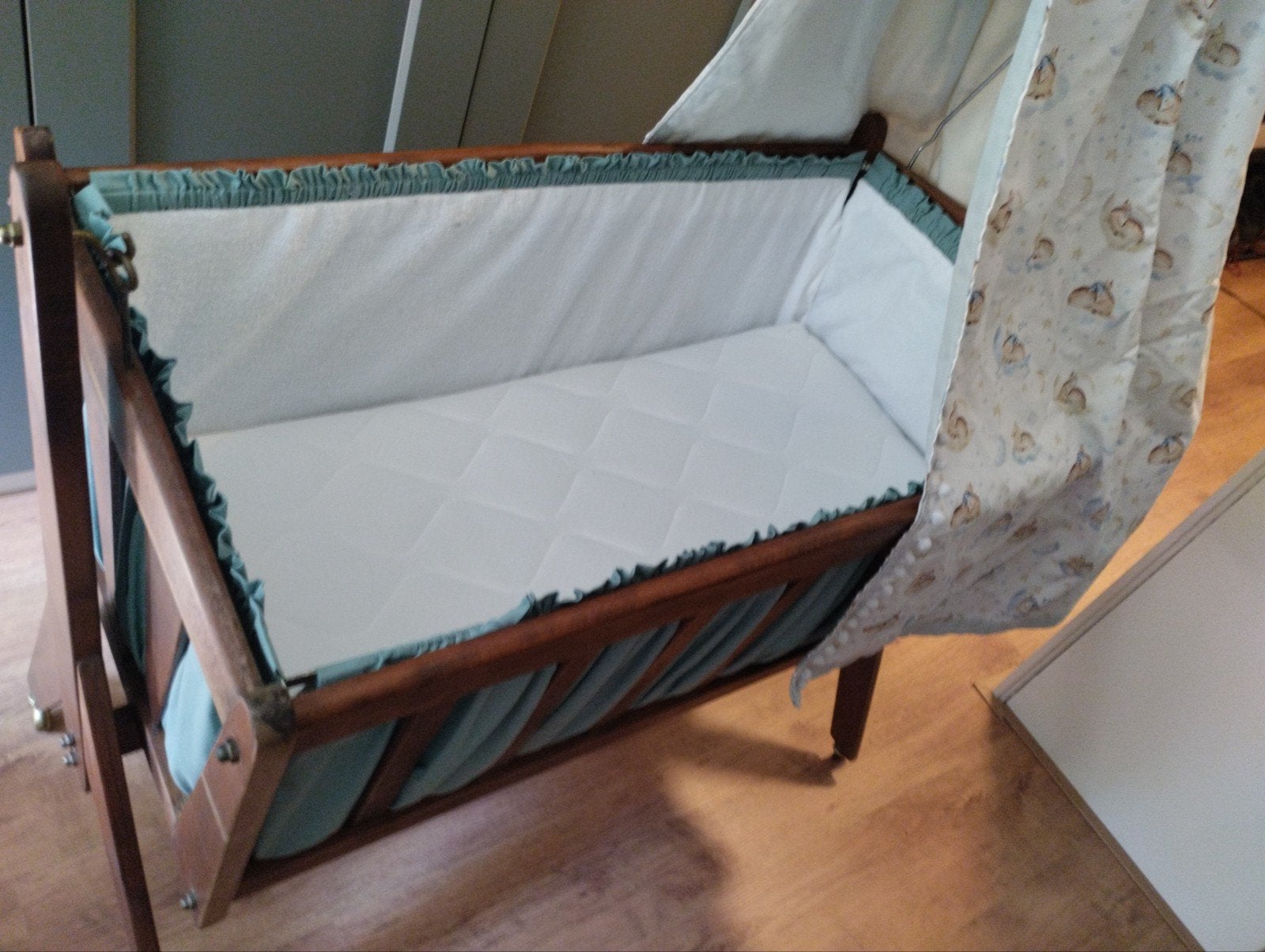 Antieke, gerenoveerde wieg met nieuwe bekleding, Ophalen, Zo goed als nieuw, Wieg