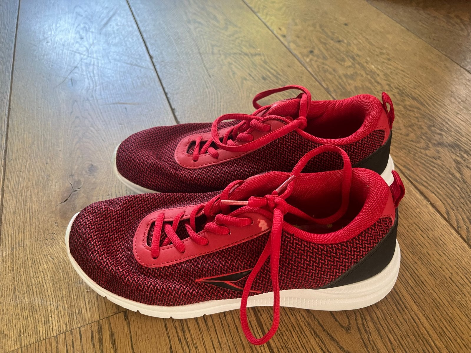 Nieuwe rode gymschoenen - Maat 37, Kinderen en Baby's, Kinderkleding | Schoenen en Sokken, Ophalen, Nieuw, Jongen of Meisje, Sportschoenen