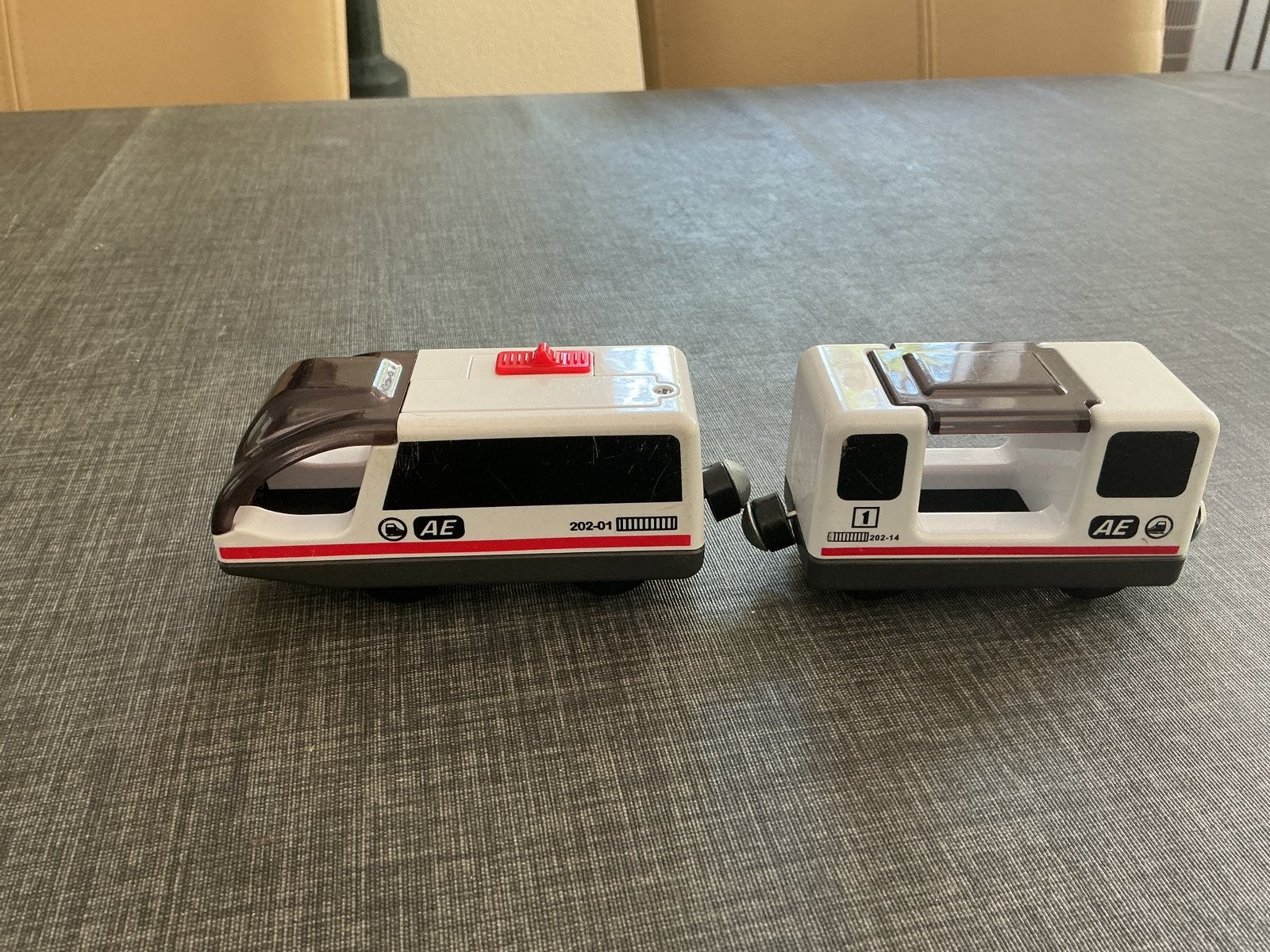 Trein met wagon voor houten treinbaan, Ophalen of Verzenden, Zo goed als nieuw