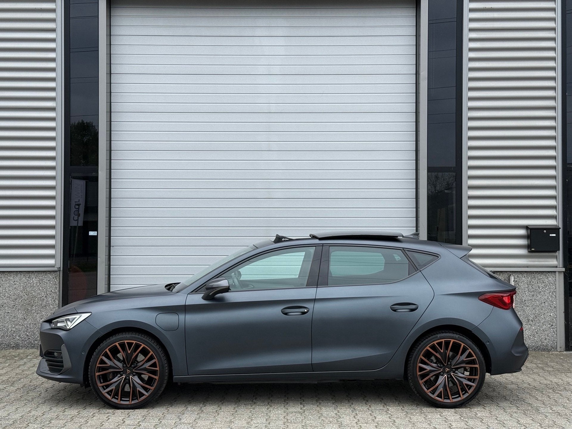 CUPRA Leon 1.4 e-Hybrid VZ Copper Pano 245PK 19 Inch MAT, Auto's, Dealer onderhouden, 77 km/l, Gebruikt, Zwart