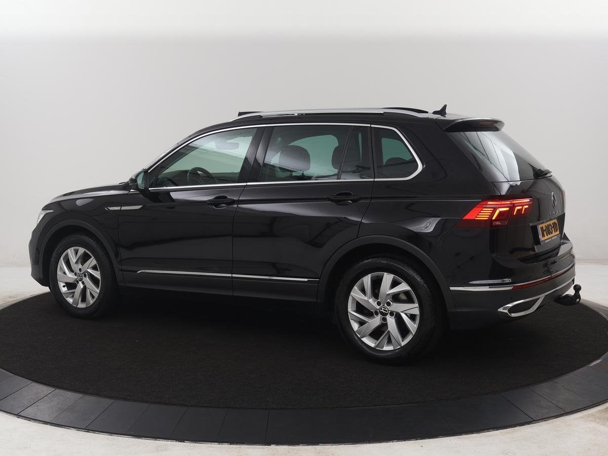 Volkswagen Tiguan 1.5 TSI Elegance | Trekhaak | Camera | Pan, Auto's, 4 cilinders, Zwart, Origineel Nederlands, Bedrijf