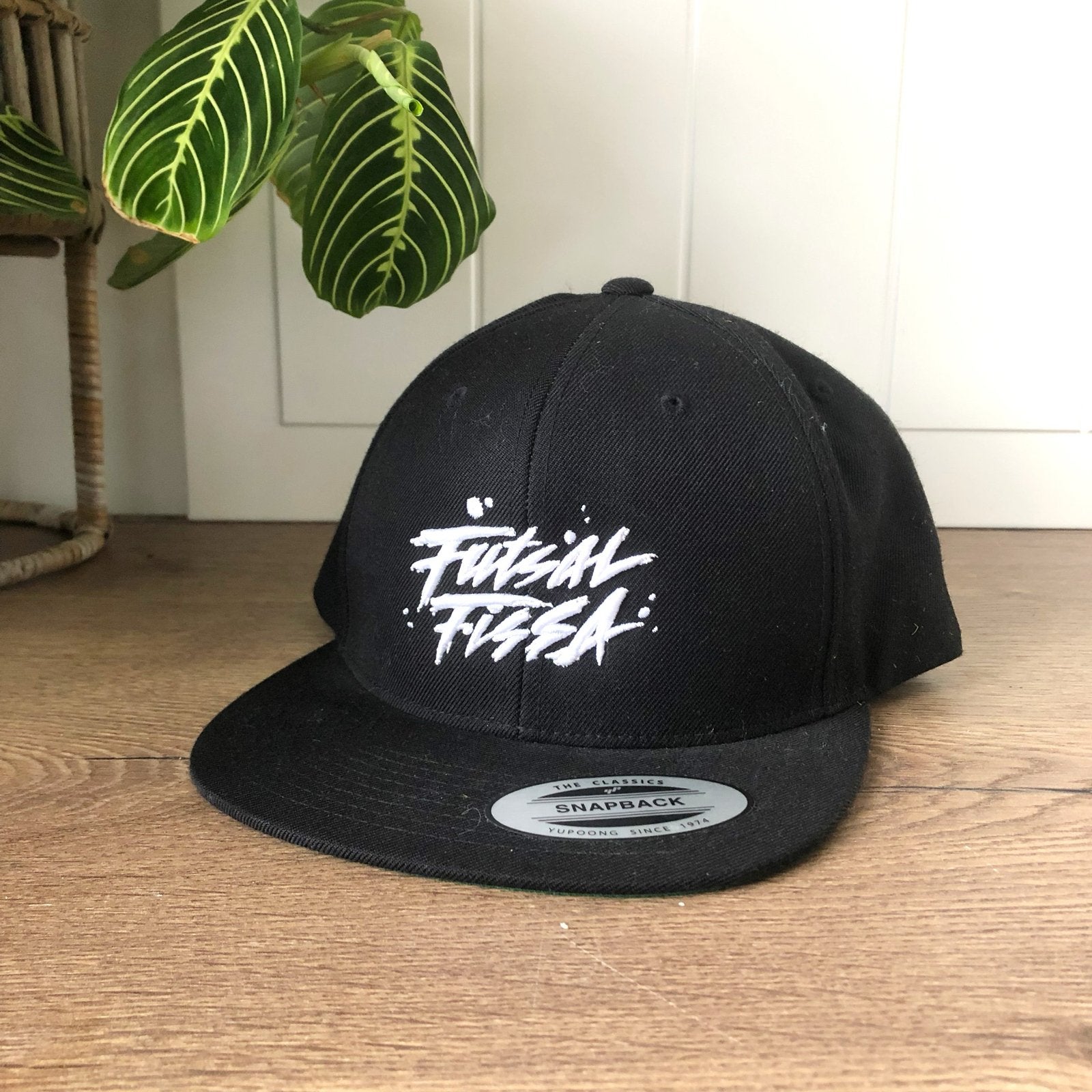 Zwarte Yupoong Snapback Pet - Futsal Pizza, Ophalen of Verzenden, Zo goed als nieuw, One size fits all, Pet