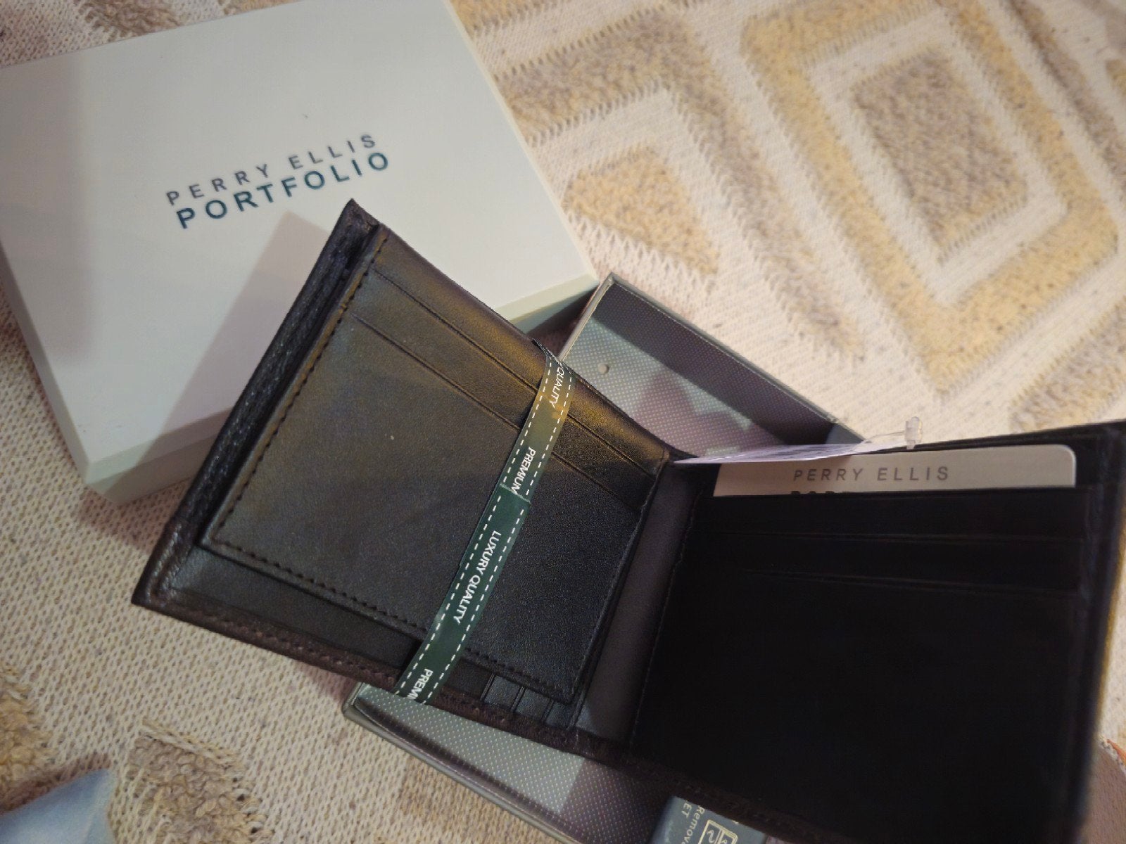 Foto 2 van ​Brand New Perry Ellis Portfolio Men's Leather Wallet