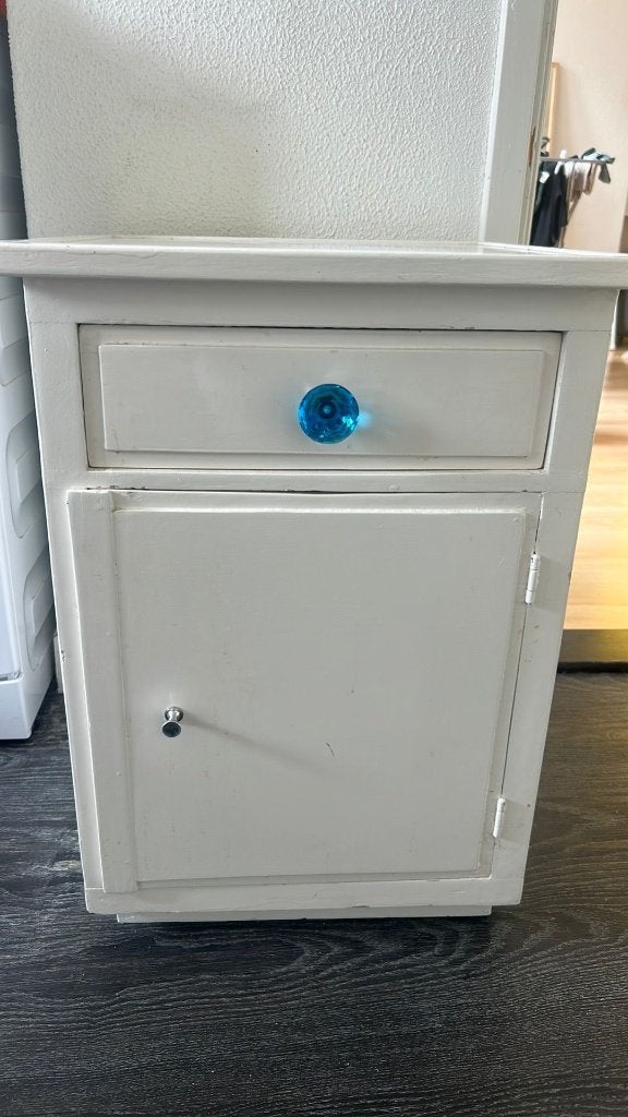 Small white cabinet, Ophalen