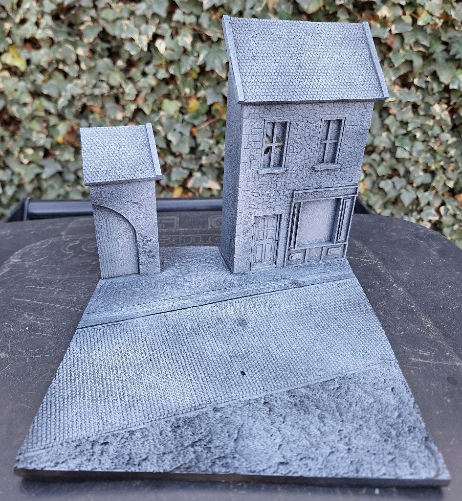 Diorama - straat met huisje en gebouwtje - resin SCHAAL 1/48, Verzenden, Zo goed als nieuw, 1:50 of kleiner, Diorama