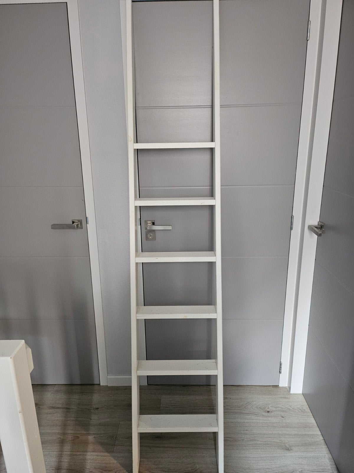 Witte decoratieve ladder, Huis en Inrichting, Kasten | Boekenkasten, Ophalen, Met plank(en), Minder dan 50 cm, Gebruikt