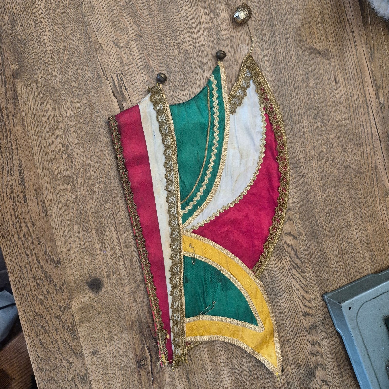 Vintage Carnavalssteek met belletjes - en Feestelij, Ophalen of Verzenden, Gebruikt, 170 of groter, Jongen of Meisje