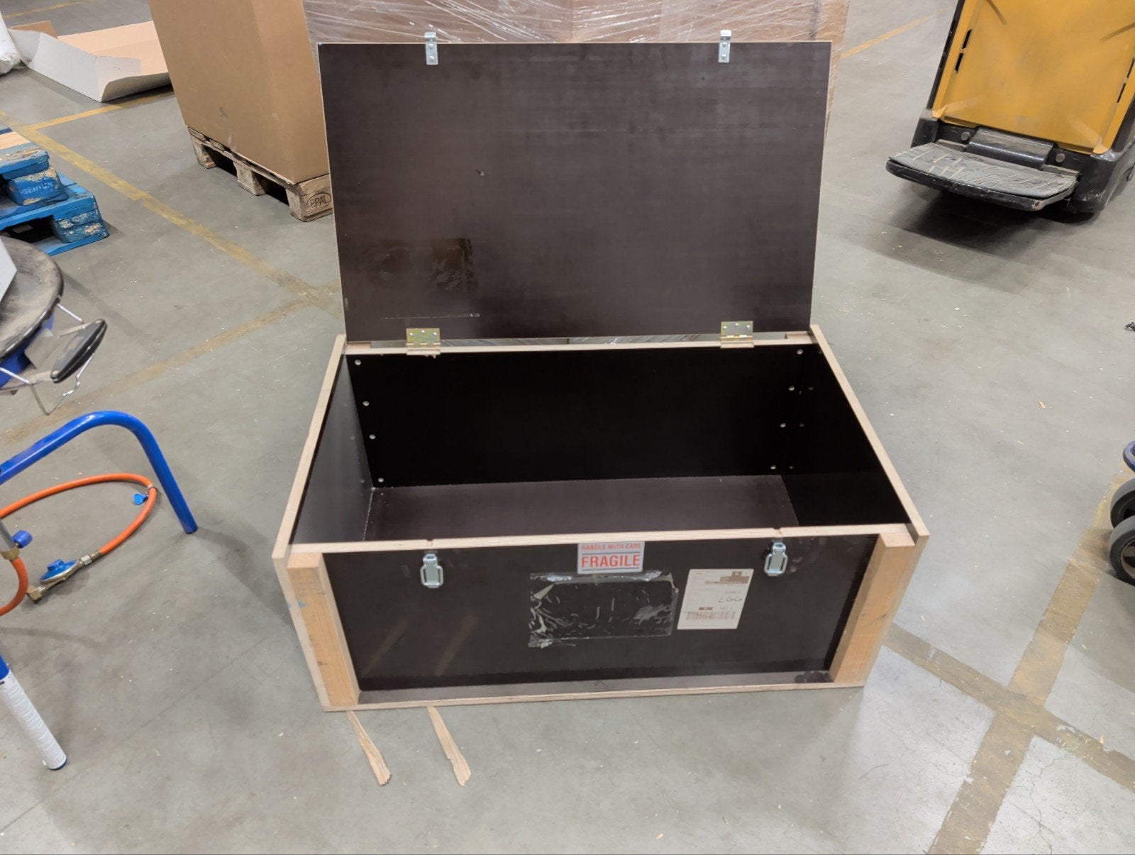 Stevige houten kist met metalen sluitingen, Huis en Inrichting, Gebruikt, 50 tot 100 cm, 75 tot 100 cm, 5 – 50
