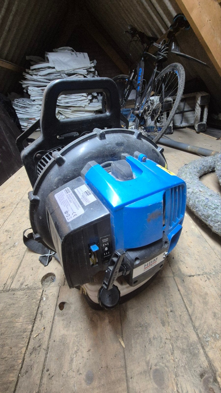 HBM Benzine Bladblazer - Krachtige Ruggedragen Bladblazer, Ophalen, Benzine, Gebruikt, HBM