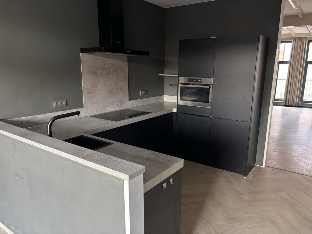 Mat Zwarte Hoekkeuken met Luxe Whirlpool Inbouwapparatuur, Ophalen, Gebruikt, Overige materialen, Zwart