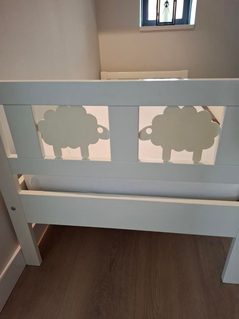 Kinderbed met schapenmotief en matras (licht beschadigd), Ophalen, Gebruikt, 70 tot 85 cm, Matras