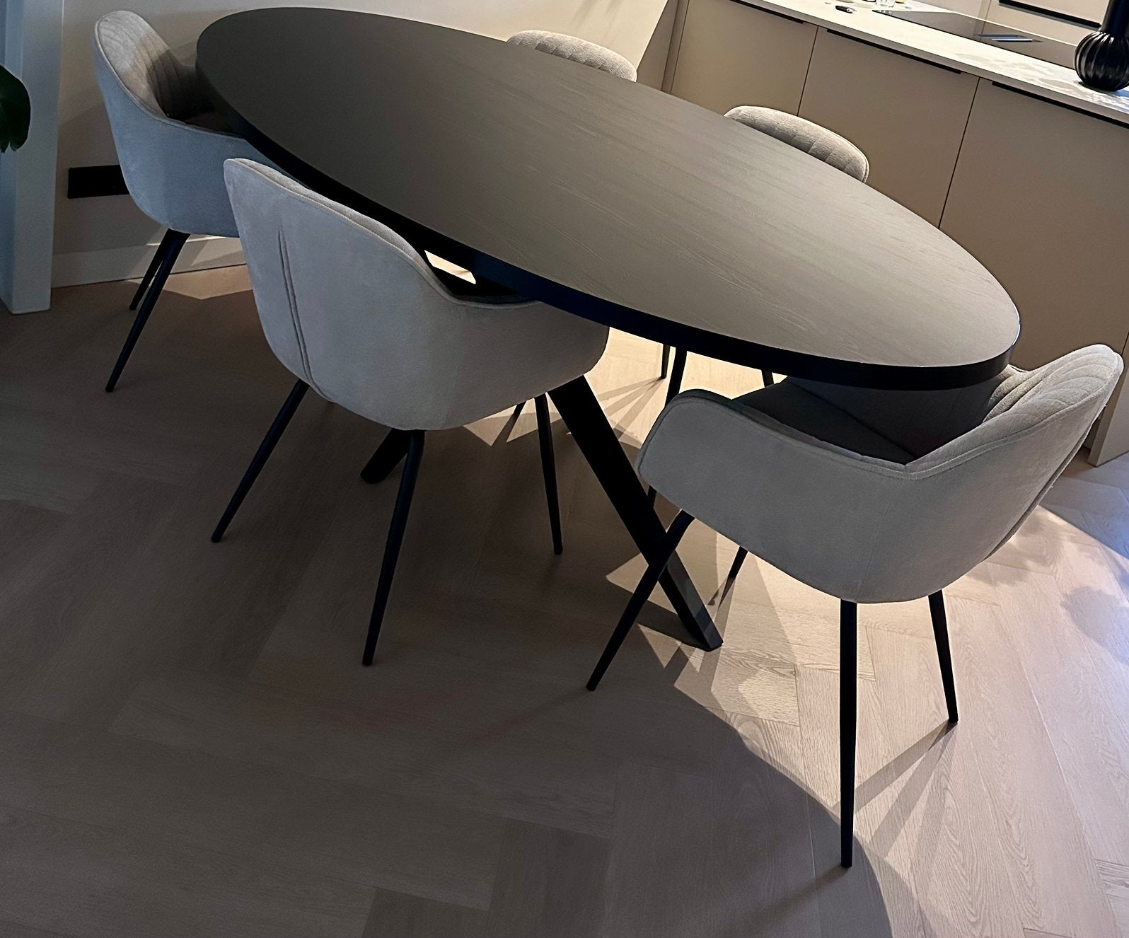 Ovale zwarte eettafel, Huis en Inrichting, Ophalen, 100 tot 150 cm, 200 cm of meer, Zo goed als nieuw