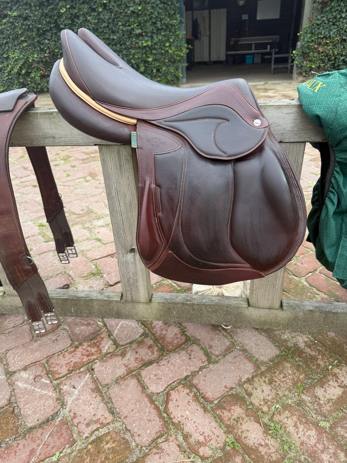 Devoucoux springzadel set 17,5 inch amper gebruikt, Dieren en Toebehoren, L (17.5 inch), Close contact, Vlakke zit, Overige merken