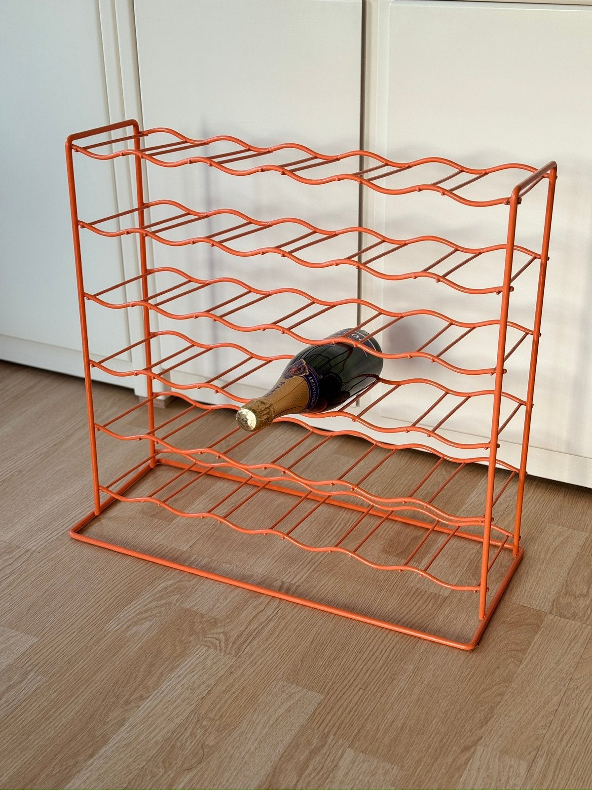 Vintage Tomado wijnrek retro oranje draadstaal - 36 flessen, Huis en Inrichting, Woonaccessoires | Wijnrekken, 50 – 75, Gebruikt