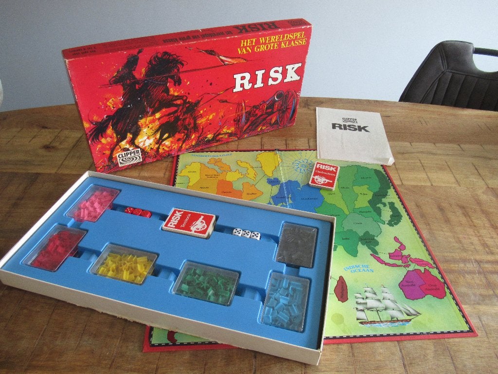 Compleet spel Risk in de Rode doos oude versie., Hobby en Vrije tijd, Ophalen of Verzenden, Zo goed als nieuw