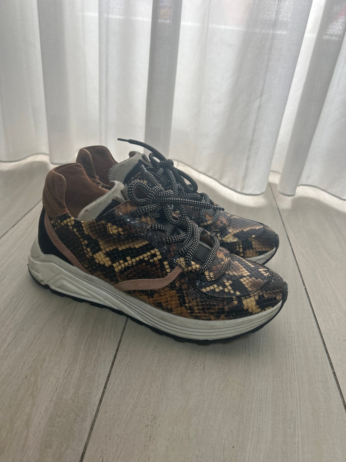 VIA Sneakers met slangenprint - Maat 41, Ophalen of Verzenden, Zo goed als nieuw, Bruin, Sneakers of Gympen