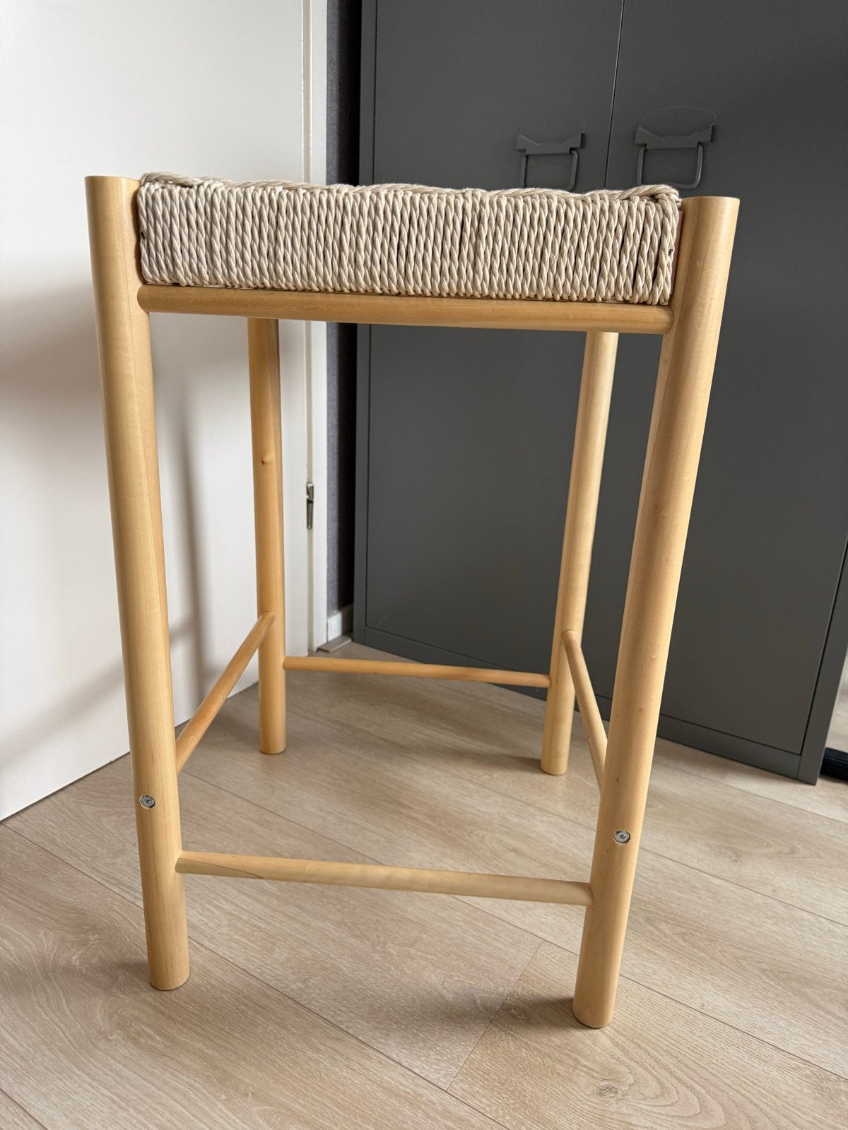 Houten barkruk met gevlochten zitting, Ophalen, 60 tot 90 cm, Zo goed als nieuw, 1 kruk