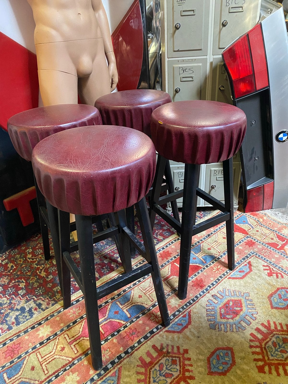 Set van 4 vintage barkrukken met rood kunstleer, Ophalen, Gebruikt, 60 tot 90 cm, 4 krukken