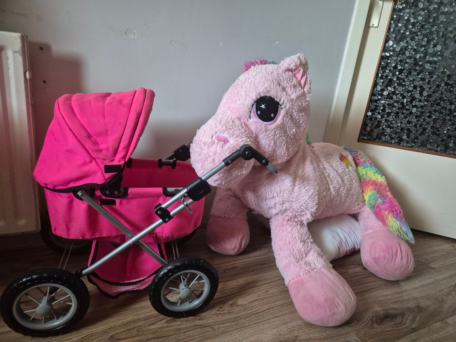 Roze poppenwagen met babypop en  jonekorp knuffel, Kinderen en Baby's, Ophalen of Verzenden, Gebruikt, Babypop