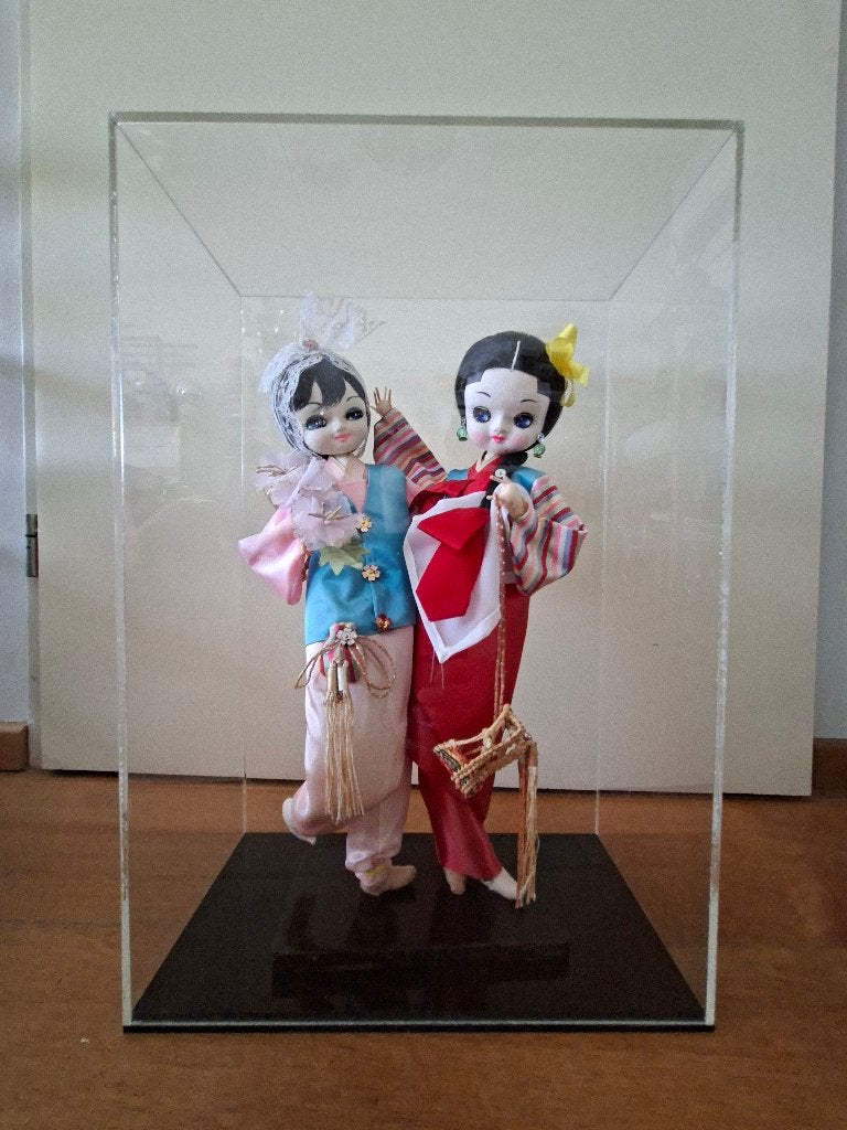 Vintage Koreaanse Poppen in Vitrine - Handgemaakt, Ophalen, Zo goed als nieuw