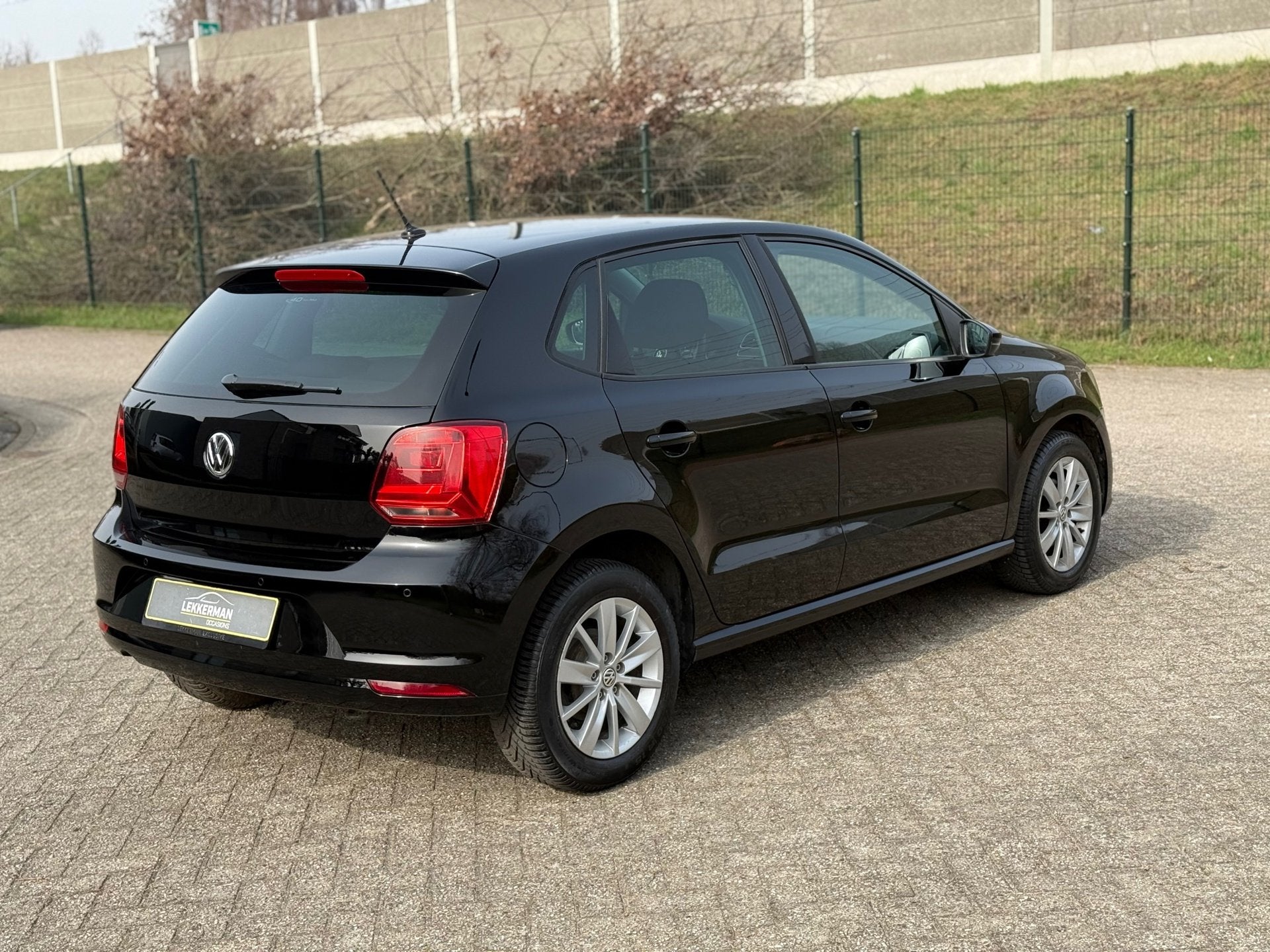 Volkswagen Polo 1.0 BlueMotion PDC I UNIEKE KM I 40265KM I S, Voorwielaandrijving, Gebruikt, 1011 kg, Zwart