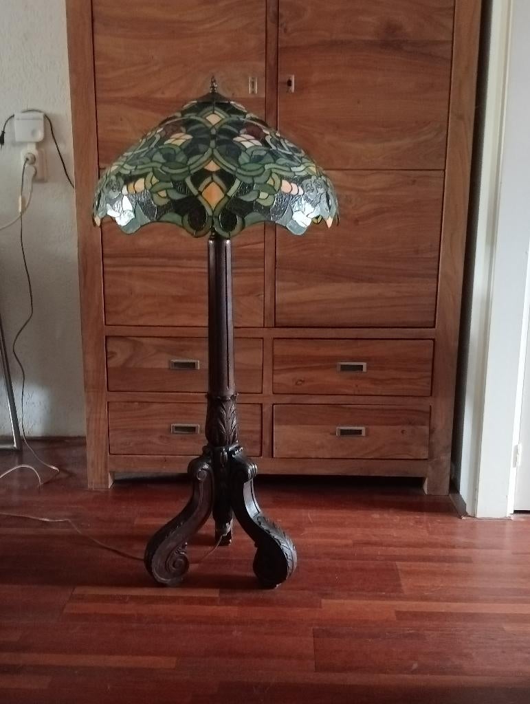 Tiffany vloerlamp  of staande lamp met antiek eiken voet 115, Ophalen, 150 tot 200 cm