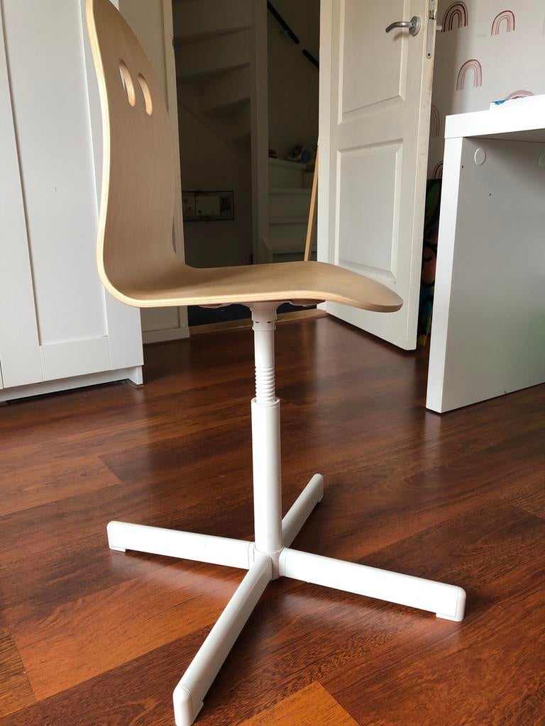 Verstelbare houten kinderstoel met witte voet, Huis en Inrichting, Stoelen, Gebruikt, Eén, Hout, Overige kleuren, Ophalen