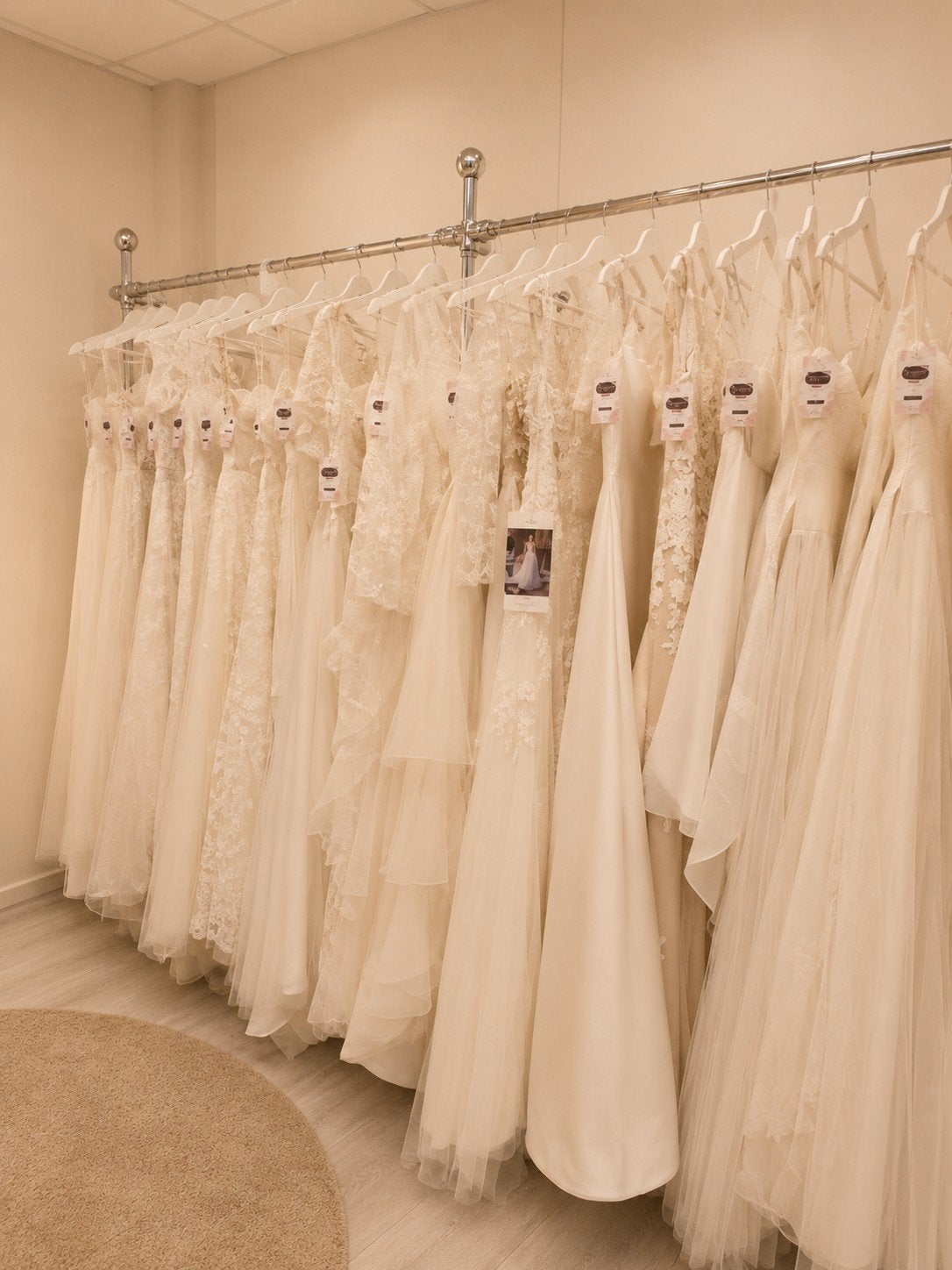Outlet Bruidsjurken vanaf €499 | Faux & Fabulous Den Helder, Ophalen, Nieuw, Trouwjurk