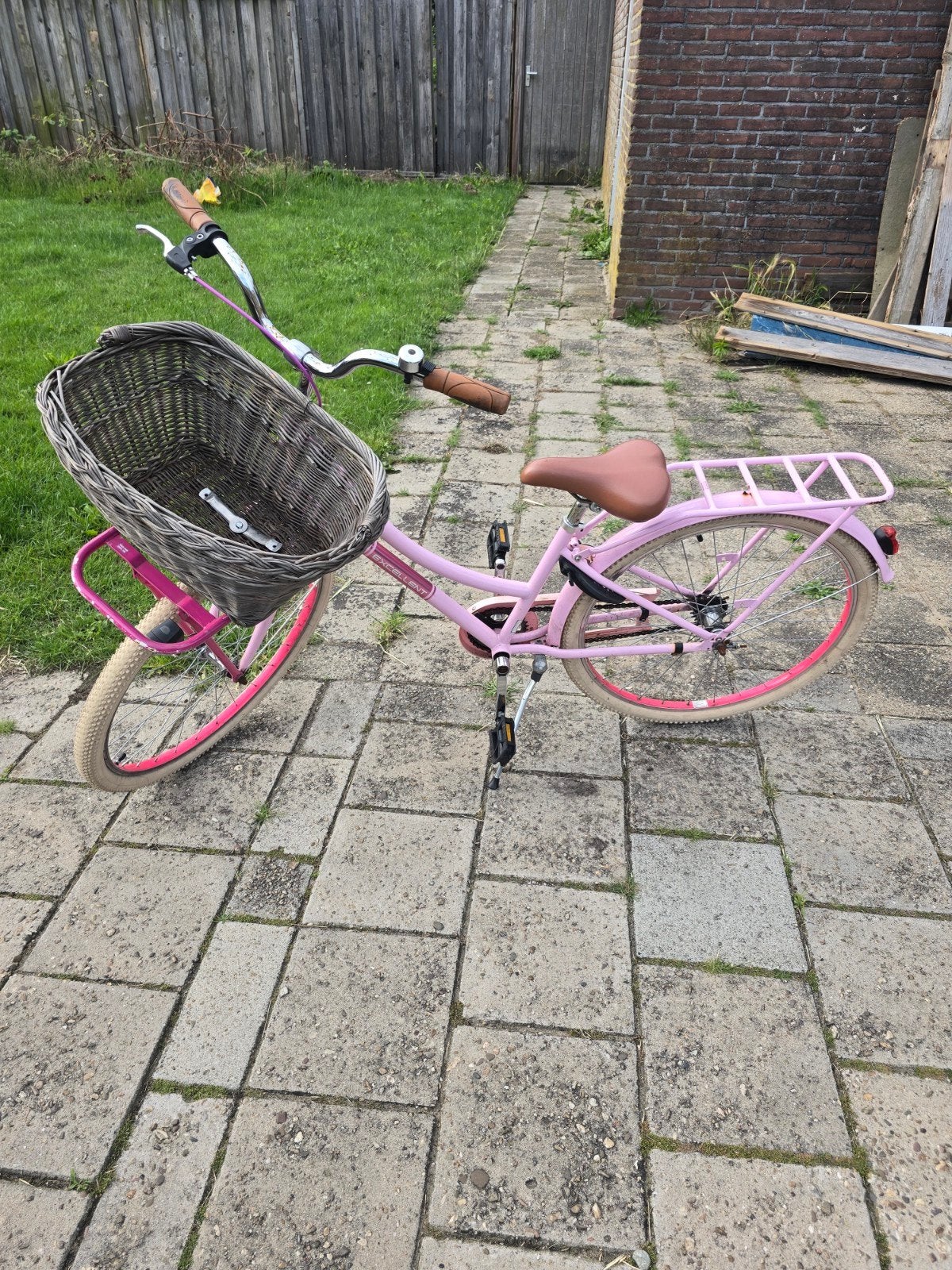 Roze meisjesfiets met mand en bagagedrager, Fietsen en Brommers, Fietsen | Meisjes, Ophalen of Verzenden