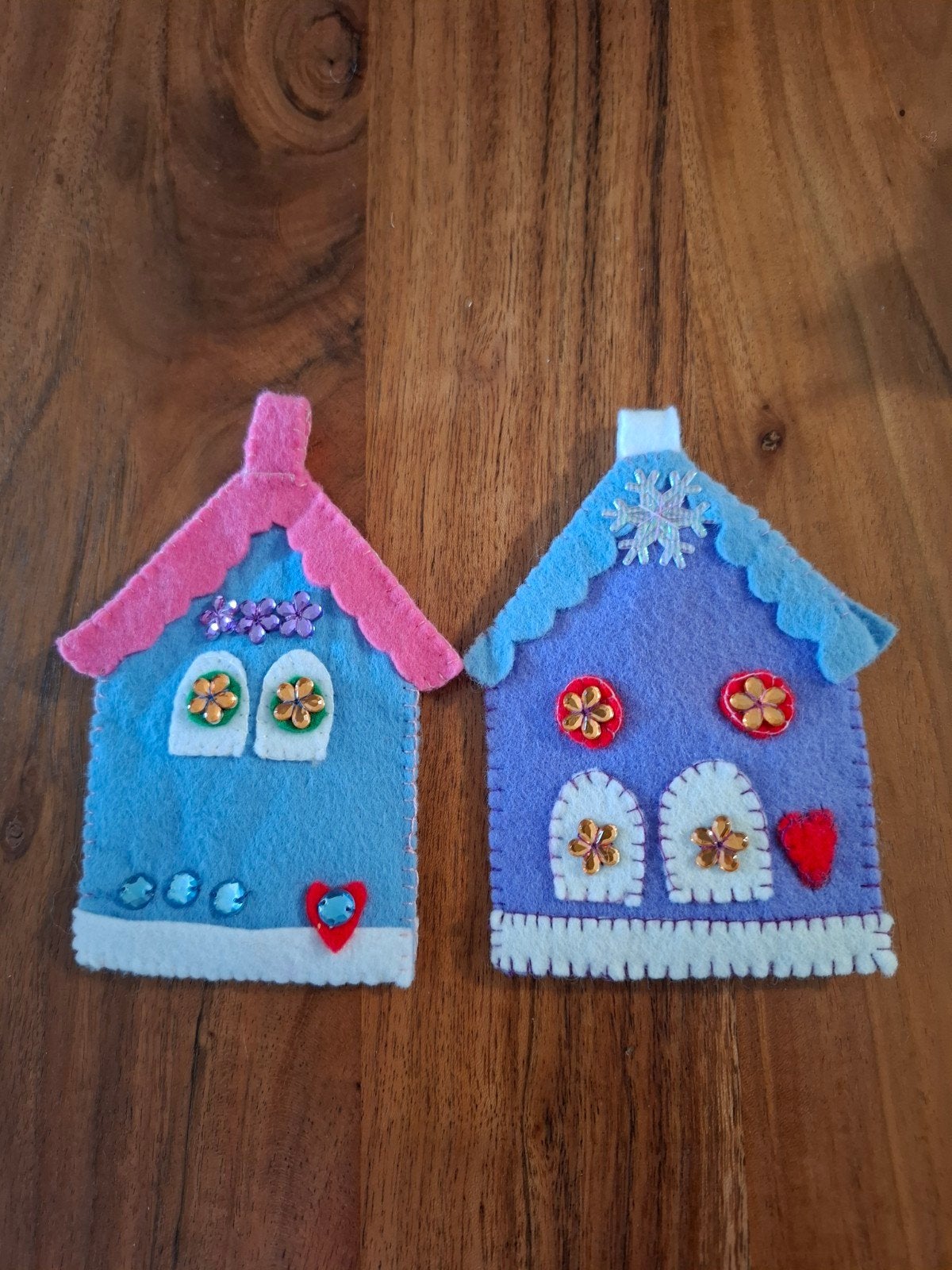 Handgemaakte vilten huisjes - Knutselwerk, Ophalen of Verzenden, Zo goed als nieuw