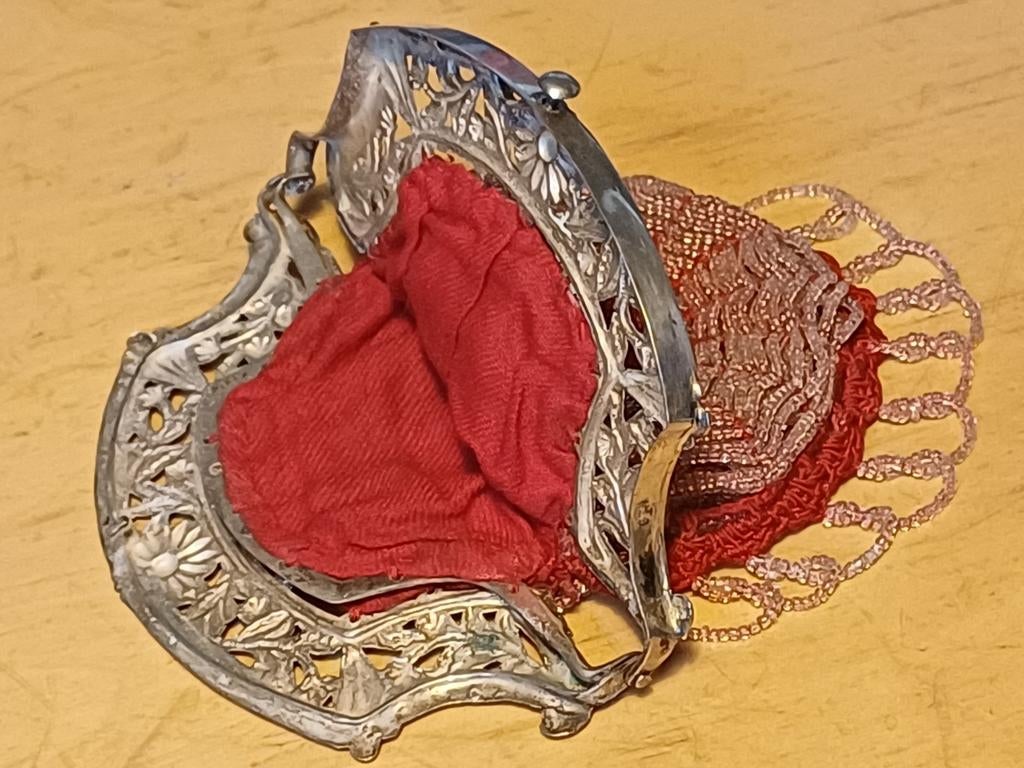 Prachtige antieke kralentas met een  zilveren beugel, Ophalen of Verzenden, Gebruikt, Zilver, Overige materialen
