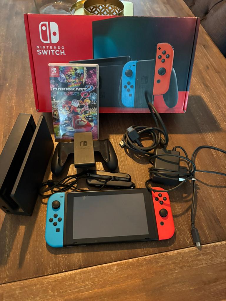 Nintendo Switch zo goed als nieuw, Spelcomputers en Games, Spelcomputers | Nintendo Switch, Ophalen, Zo goed als nieuw, Met 2 controllers