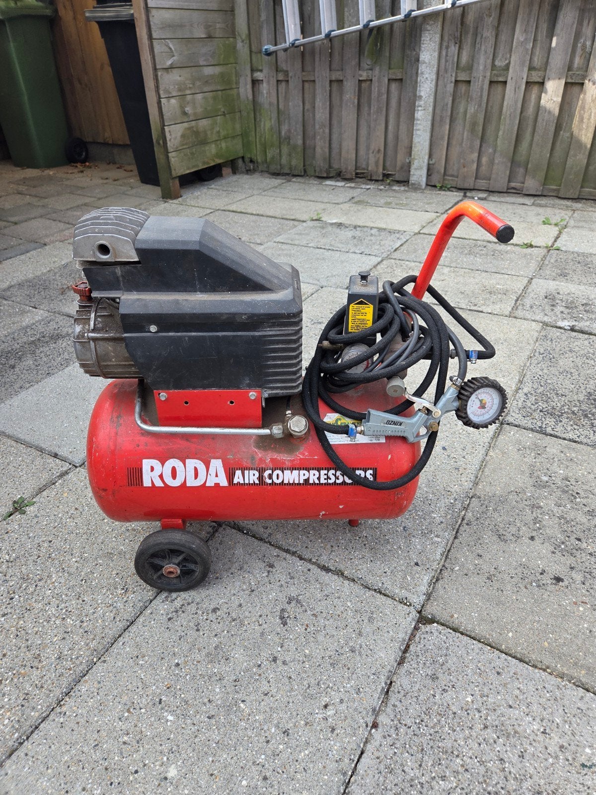 Roda Air Compressor - Gebruikt maar functioneel, Doe-het-zelf en Verbouw, Ophalen, Gebruikt, 6 tot 10 bar, 25 tot 100 liter