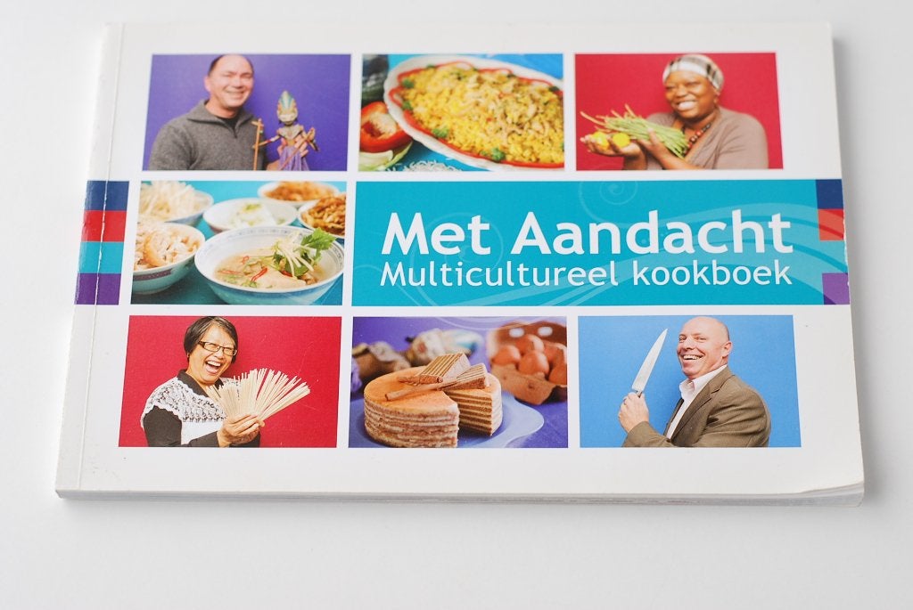 Met aandacht - Multicultureel kookboek 2009, Boeken, Kookboeken, Verzenden, Zo goed als nieuw, Nederland en België